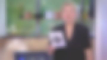 Le chemisier col tailleur, manches courtes noir de Anne-Élisabeth Lemoine dans C à vous le 07.02.2020