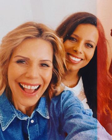 The denim shirt 3/4 sleeves with snap buttons pearly Laura Tenoudji on the account Instagram of @lauratenoudji