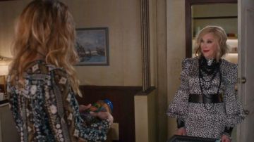 Vestido de manga de volantes con estampado de leopardo errante usado por Moira Rose (Catherine O'Hara) en Schitt's Creek (S06E03)