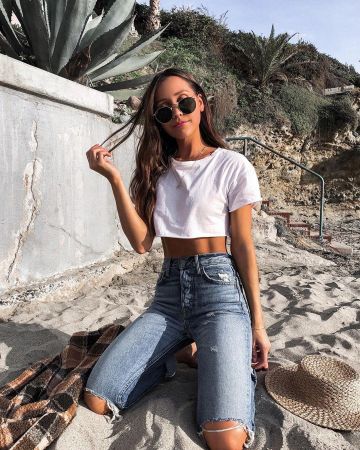 Pantalones jeans rasgados de Danielle Brown en la cuenta de Instagram @danielleebrownn