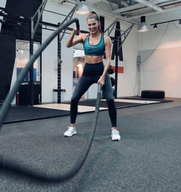 The Bra to swim back Reebok Hero of Iris Mittenaere on the account Instagram of @irismittenaeremf