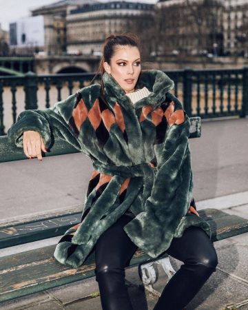 El abrigo oversize de Iris Mittenaere en la cuenta de Instagram de @irismittenaeremf