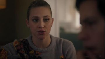 The sweater with the flowers of Betty Cooper (Lili Reinhart) in Riverdale (S04E12)