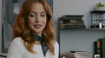 Pañuelo blanco y negro de Vivian Blair (Kimberly-Sue Murray) en ¿Cómo encontrar el amor en san Valentín?