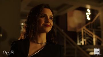 El vestido corto con detalles de cremalleras de Abigael (Poppy Drayton) en Charmed (S02E12)