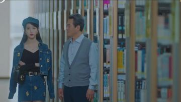 Bleu Denim Vestes portées par Jang Homme Wol (UI) dans l'Hôtel Del Luna Épisode 10