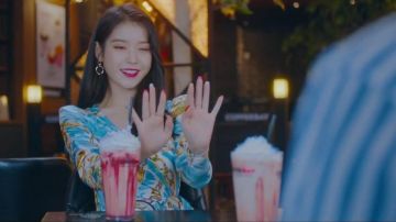 Bleu de la Chaîne d'impression Robe Wrap porté par Jang Homme Wol (UI) dans l'Hôtel Del Luna Épisode 11