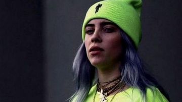 Play­boy neck­lace worn by Billie Eilish in Billie Eilish - Funny Moments
