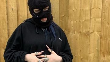 Medusa black di­a­mond ring worn by Billie Eilish in Billie Eilish - Funny Moments