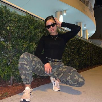 The pants in camo worn by Samantha Droke on the Instagram account @itsssammiee