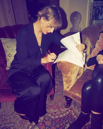 The satin black pants of Taylor Swift on the Instagram account @taylorswift