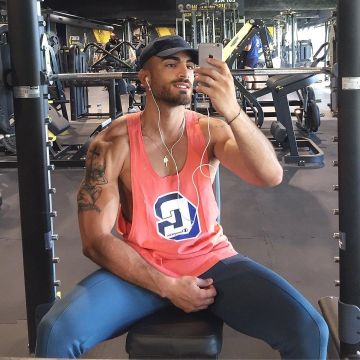 Los leggings azul oscuro de Antoine Goretti en la cuenta de Instagram de @antoinegoretti