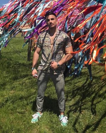 Los pantalones grises a cuadros de Antoine Goretti con un corte recto en la cuenta de Instagram de @antoinegoretti