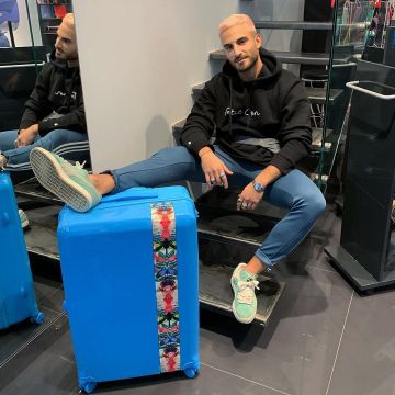 Zapatillas planas, puma y azules de Antoine Goretti en la cuenta de Instagram de @antoinegoretti