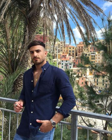 La camisa azul oscuro de Antoine Goretti en la cuenta de Instagram de @antoinegoretti