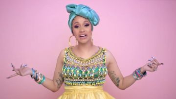 Envoltura de pañuelo azulado de Cardi B en Cardi B, Bad Bunny & J Balvin - I Like It [Video Musical Oficial]