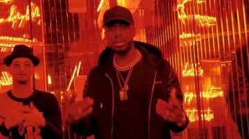 La gorra New Era de Dadju en el video musical de Soolking feat. Dadju - Meleğim