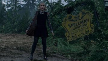 Chloe C hebilla botas de cuero de Sabrina Spellman (Kiernan Shipka) en Chilling Adventures of Sabrina