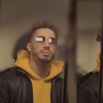 Le hoodie Jacquemus jaune moutarde à capuche porté par N.O.S PNL