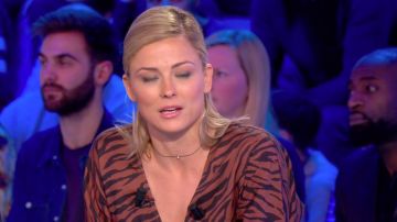 Vestido estampado de cebra de Laure Boulleau en Canal Football Club el 09.02.2020