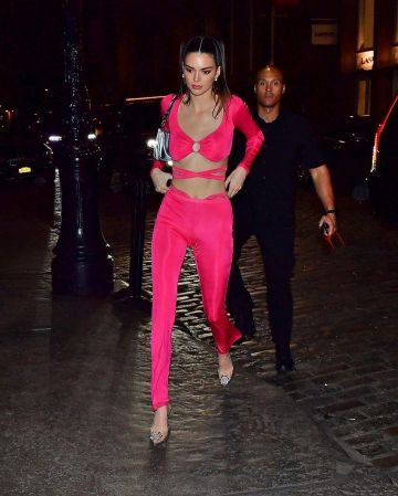 Pantalon rose de Kendall Jenner sur le compte Instagram de @kendalljenner_official____