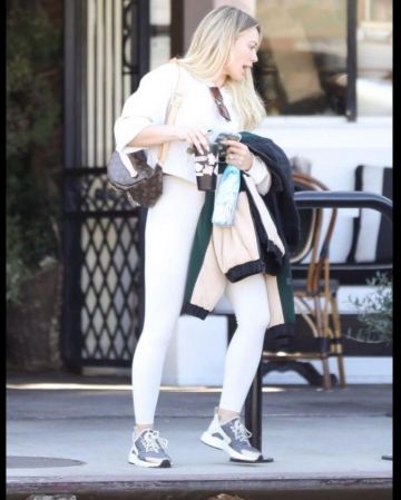 Alo yoga Muse Hoodie, portés par Hilary Duff sur Los Angeles le 7 février 2020