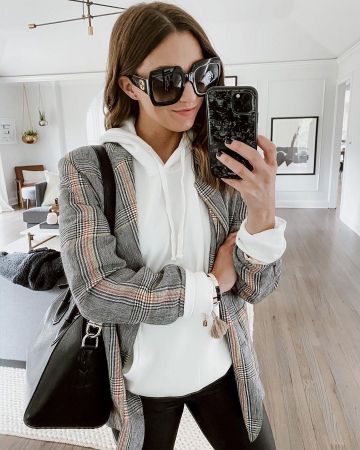 Bolso de cuero Givenchy de Karen en la cuenta de Instagram @everbstyled