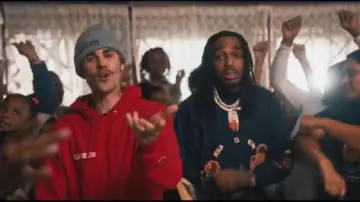 Merch Marine Brodé Sweat-shirt de Quavo dans la vidéo de musique de Justin Bieber - les Intentions de ft. Quavo