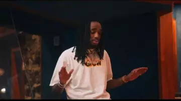 Merch a Attiré Maison Blanche "Secret" T-Shirt de Quavo dans la vidéo de musique de Justin Bieber - les Intentions de ft. Quavo