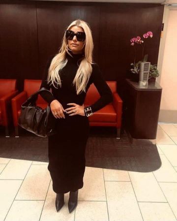 Stuart weitzman Hyper-Pointu Orteil Genou Boot en Cuir Noir porté par Jessica Simpson sur Instagram le 2 février 2020