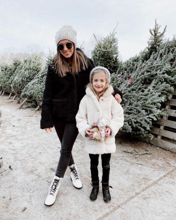 Taille haute skinny jeans de Karen sur l'Instagram account @everbstyled