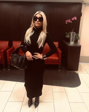 Vestido Merino acanalado de Balmain usado por Jessica Simpson en Instagram febrero 2, 2020