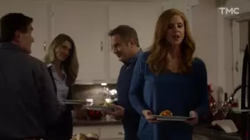 Sweat-shirt bleu manche longue de Avery (Sarah Rafferty) dans Un coach pour la Saint-Valentin