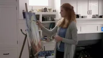 T-shirt lila délavé de Avery (Sarah Rafferty) dans Un coach pour la Saint-Valentin