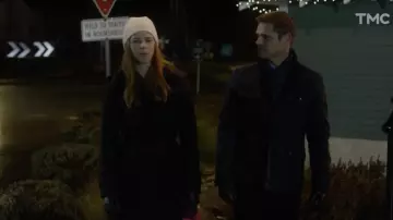 Bonnet blanc de Avery (Sarah Rafferty) dans Un coach pour la Saint-Valentin