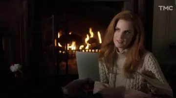 Pull en maille torsadée crème de Avery (Sarah Rafferty) dans Un coach pour la Saint-Valentin