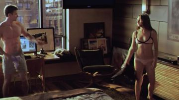 Bra pink triangle of Jamie (Mila Kunis) in Sex between friends