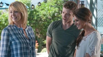 Chemise bleu de Annie (Jenna Elfman) dans Sexe entre amis