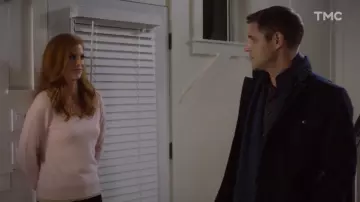 Sweat-shirt rose pale de Avery (Sarah Rafferty) dans Un coach pour la Saint-Valentin