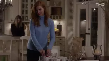 Pull à col roulé bleu délavé de Avery (Sarah Rafferty) dans Un coach pour la Saint-Valentin