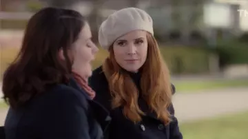 Berret en laine blanche de Avery (Sarah Rafferty) dans Un coach pour la Saint-Valentin
