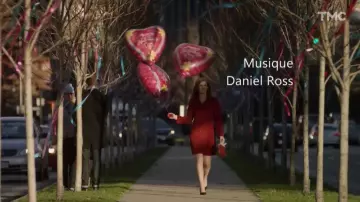 Trench-coat rouge de Avery (Sarah Rafferty) dans Un coach pour la Saint-Valentin