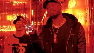 Chaqueta con capucha de neopreno de Dadju y cuero negro de Givenchy en Soolking feat. Dadju - Meleğim [Clip oficial] Prod por Nyadjiko