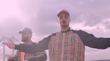 La chaqueta bomber a cuadros de Soolking y Monogram Burberry en Soolking feat. Dadju - Meleğim [Clip oficial] Prod por Nyadjiko