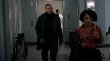 Blusa con estampado de serpiente de seda naranja usada por Maggie Pierce (Kelly McCreary) en Grey's Anatomy Temporada 16 Epîsode 12