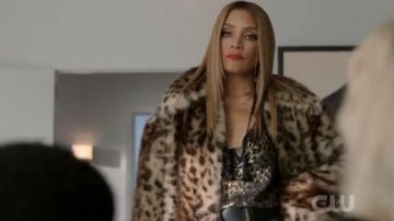 Leopard Imprimer Chemisier porté par Dominique Deveraux (Michael Michele) dans la Dynastie Saison 3 Épisode 13