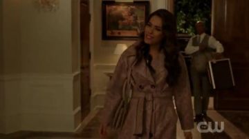 Serpent Manteau porté par Cristal Carrington (Daniella Alonso) dans la Dynastie Saison 3 Épisode 13