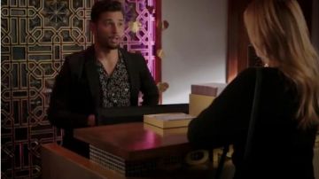 Impression étoile Shirt porté par Sam Jones (Rafael de la Fuente) dans la Dynastie Saison 3 Épisode 13