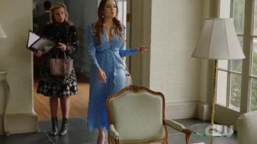 Bleu Robe à Pois, porté par Fallon Carrington (Elizabeth Gillies) dans la Dynastie Saison 3 Épisode 13