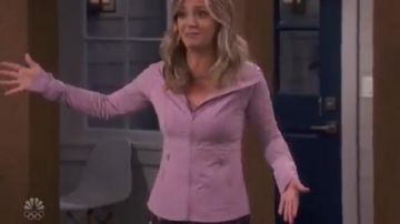 Rose Veste à Capuchon porté par Rebecca (Abby Elliott) Endettés Saison 1 Épisode 1